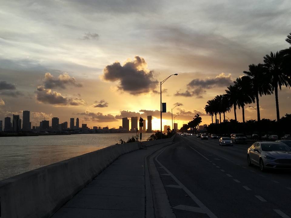 Pôr do sol em South Beach — o clima que Vice City tenta recriar desde 2002